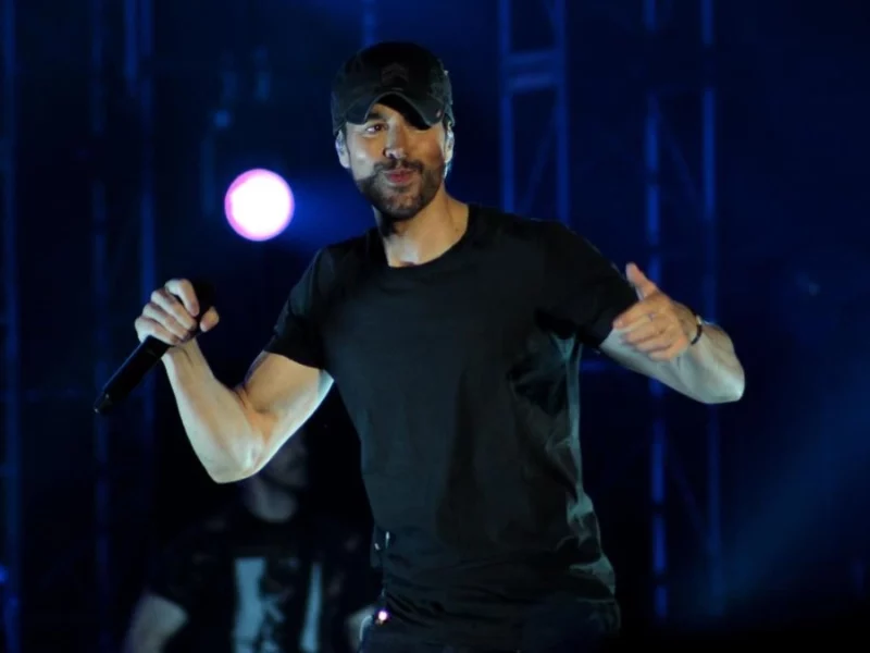 Con dos escenarios, Enrique Iglesias puso a bailar al público en la Feria de Puebla