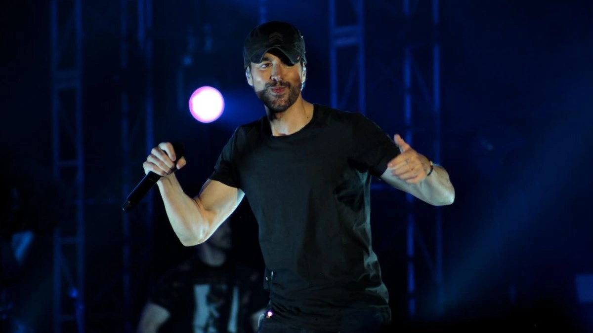 Con dos escenarios, Enrique Iglesias puso a bailar al público en la Feria de Puebla