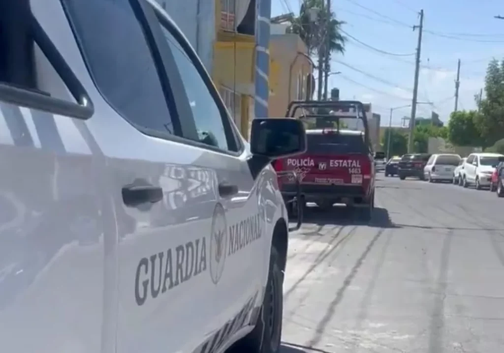 Camioneta de Guardia Nacional y patrullas estacionada en entrada de fraccionamiento donde mataron a persona en San Pedro Cholula.