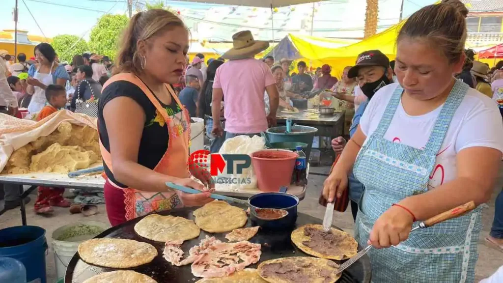 Ángeles Alonzo, cocinera que lleva más de 15 años preparando y vendiendo gorditas.