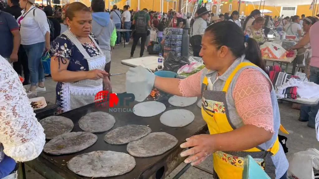 Mujeres preparando memelas con maza azul en la Feria de la gordita en Puebla.