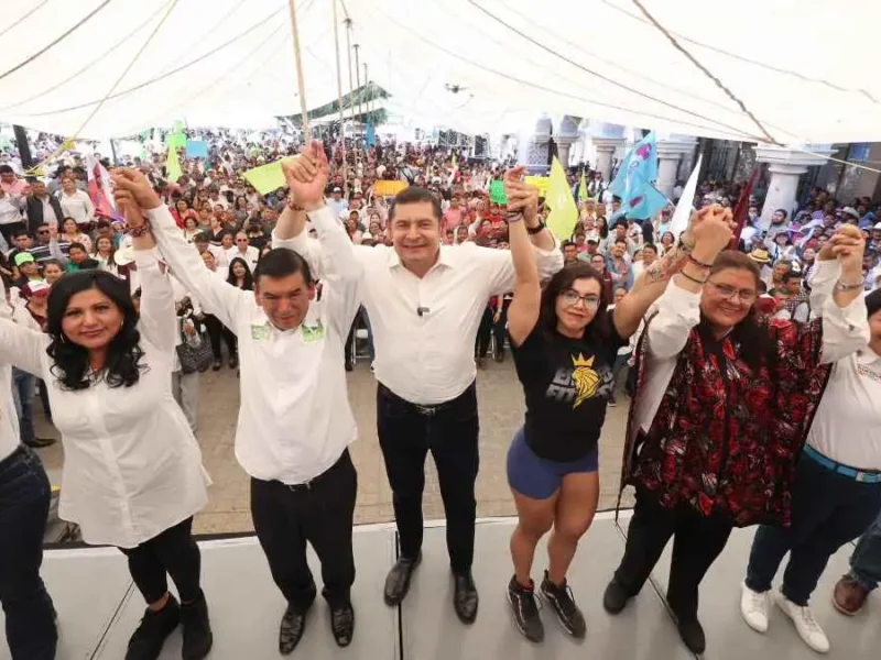 Frenar alza al pasaje con mil camiones eléctricos en Puebla, propone Armenta en Tehuacán