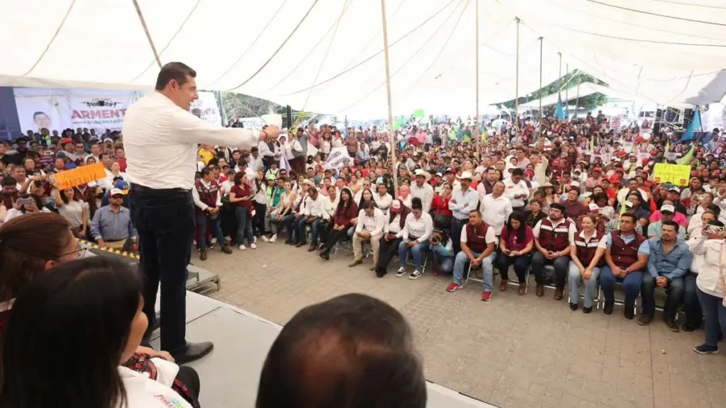 Candidato Alejandro Armenta en mitin con simpatizantes de Tehuacán.