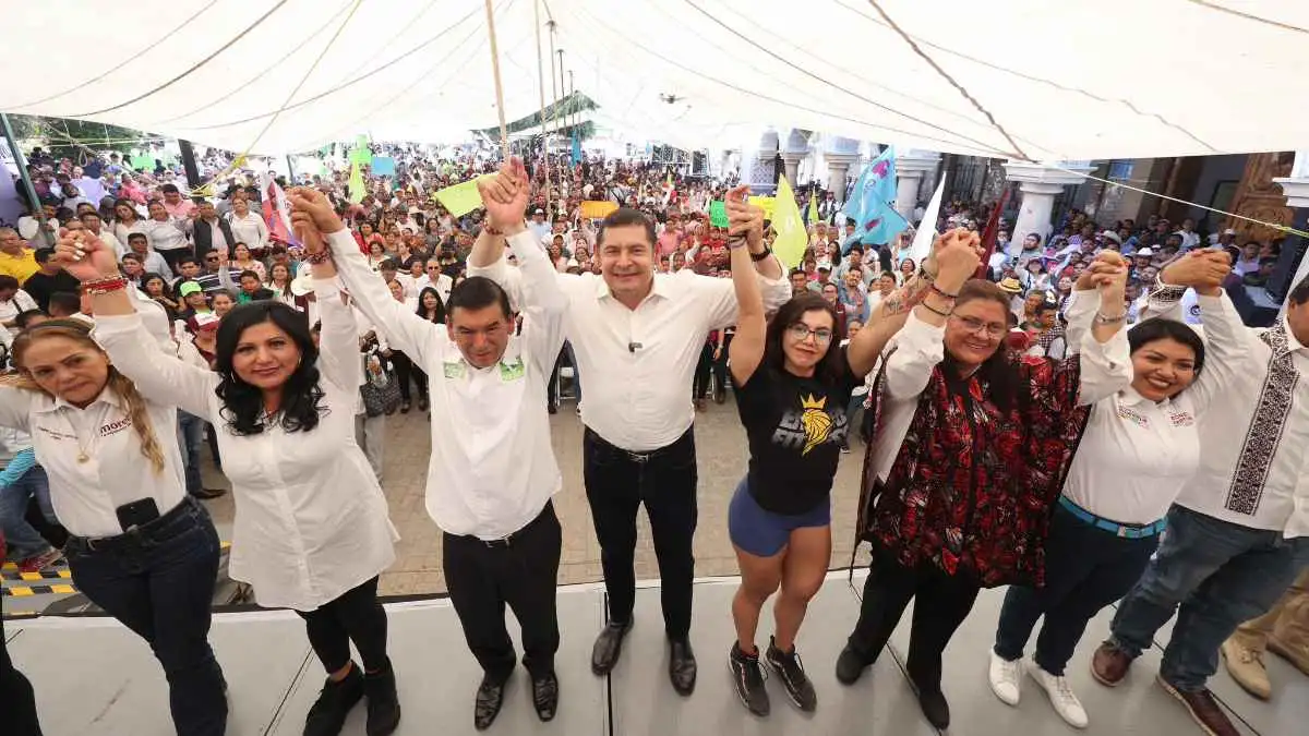 Frenar alza al pasaje con mil camiones eléctricos en Puebla, propone Armenta en Tehuacán