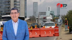 Gobernador pone a sus escoltas a agilizar el tráfico en Vía Atlixcáyotl y Periférico en Puebla