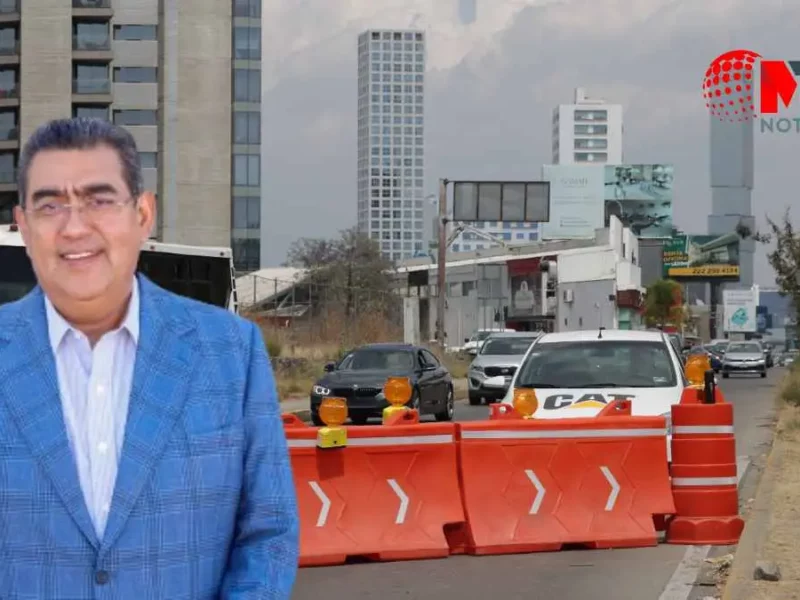 Gobernador pone a sus escoltas a agilizar el tráfico en Vía Atlixcáyotl y Periférico en Puebla