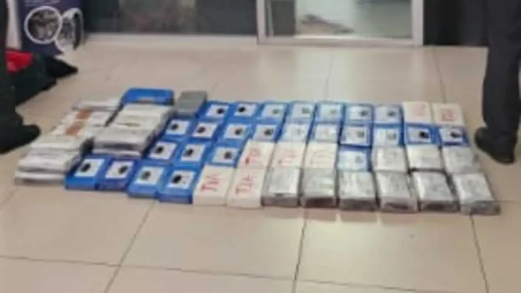 Detienen a tres sospechosos de transportar droga en Aeropuerto Internacional de Puebla.