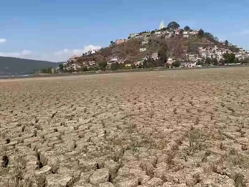  Lago de Pátzcuaro se seca: youtuber camina hacia la isla de Janitzio (VIDEO)