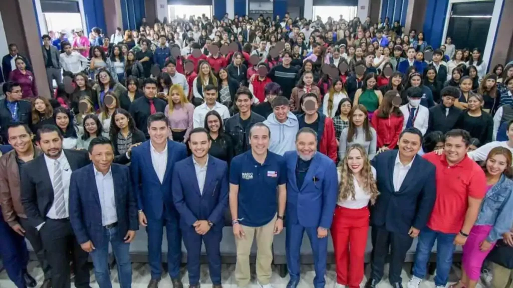 Mario Riestra con alumnos del CEUNI