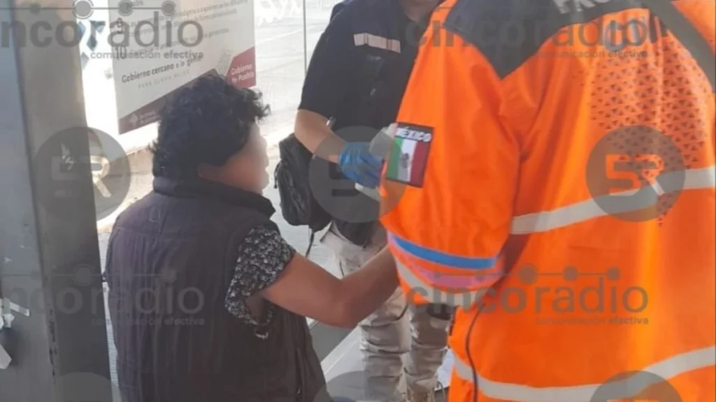 Mujer sufre amputación de dedo tras quedar atorado en puerta de RUTA Puebla
