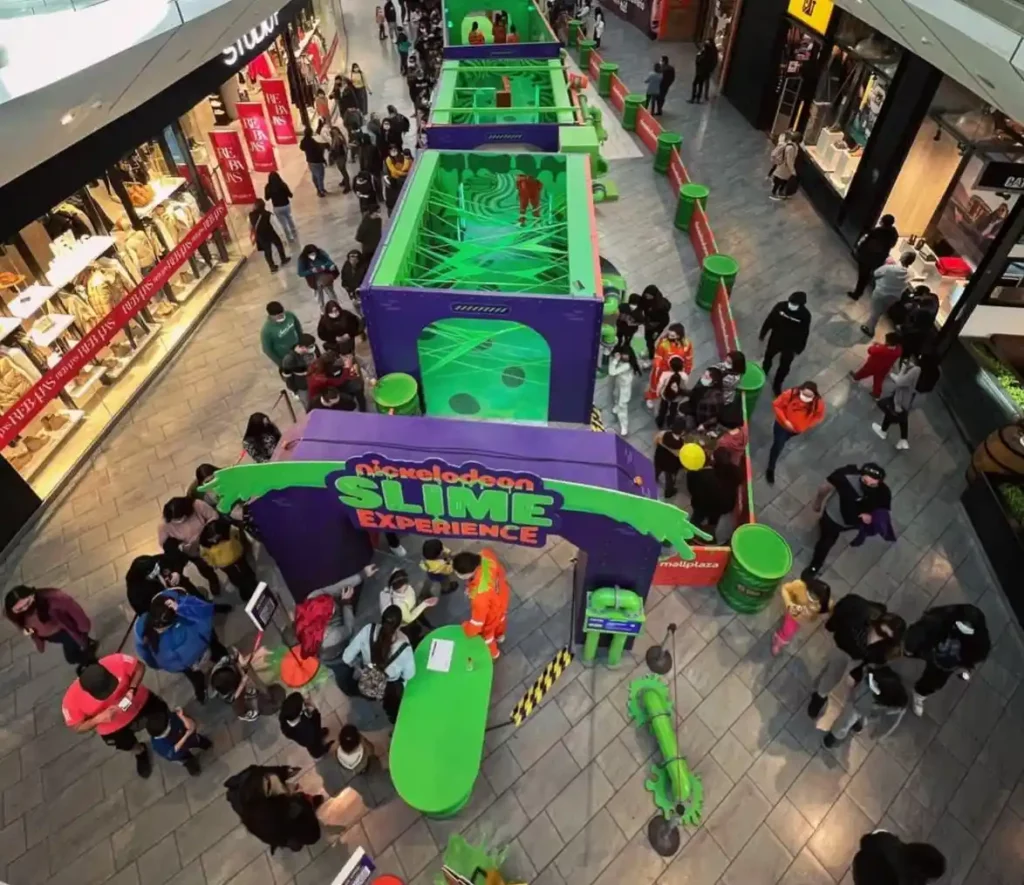 Niños jugando en atracciones de Nickelodeon.