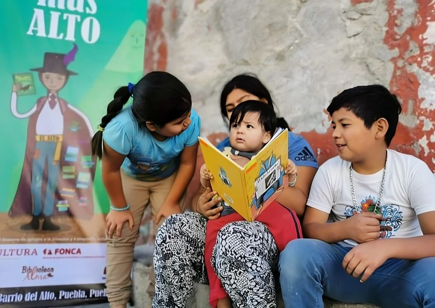 Niños leyendo 