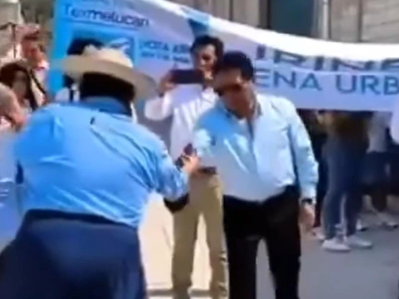 Peñaloza regala fajos de billetes en campaña de candidato en Texmelucan