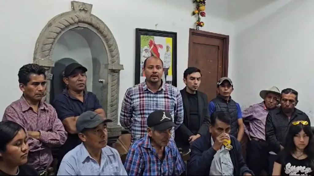 Grupo de pobladores de Eloxochitlán en rueda de prensa con candidato a edil de Morena.
