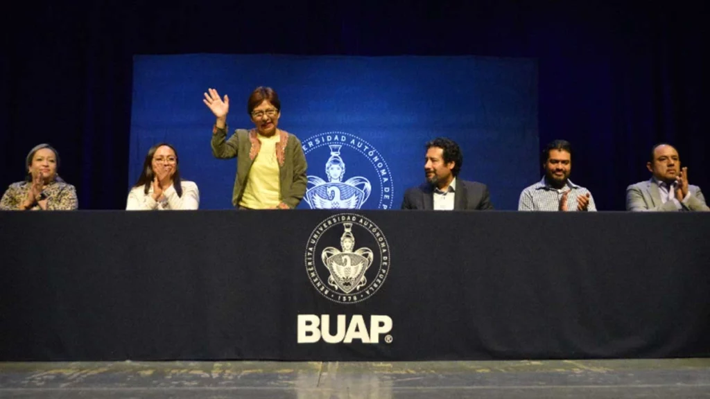 Entrega rectora BUAP reconocimiento en Igualdad Laboral y No Discriminación a dependencias