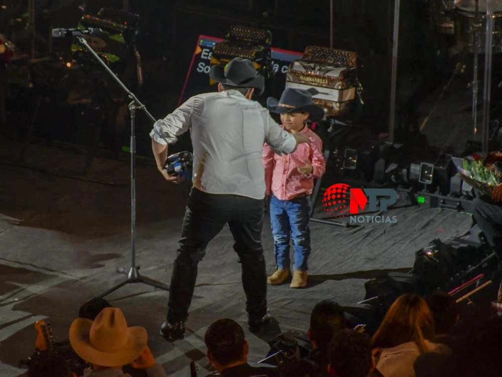 Alfredo Olivas regala acordeón a niño durante su concierto.