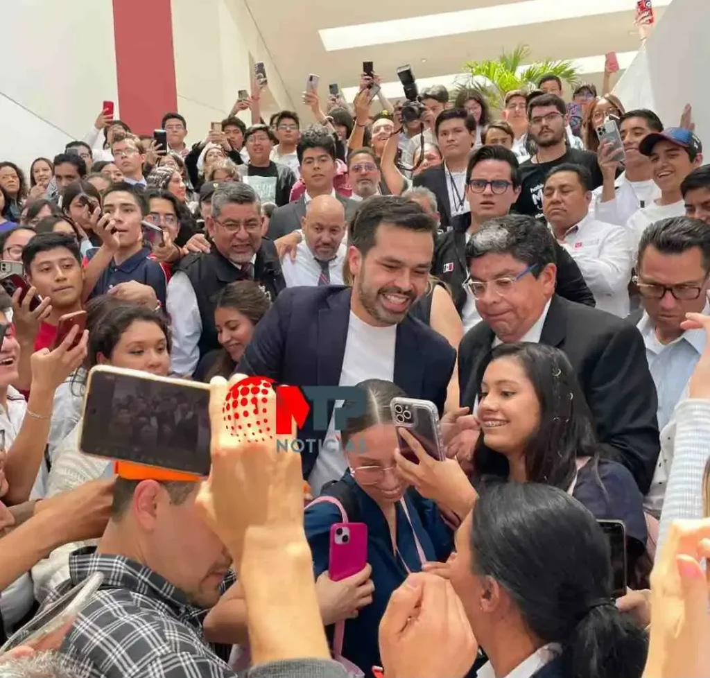 Estudiantes de la UPAEP se toman fotos con el candidato Máynez.