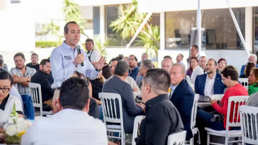 Mario Riestra en reunión con empresarios de Puebla.