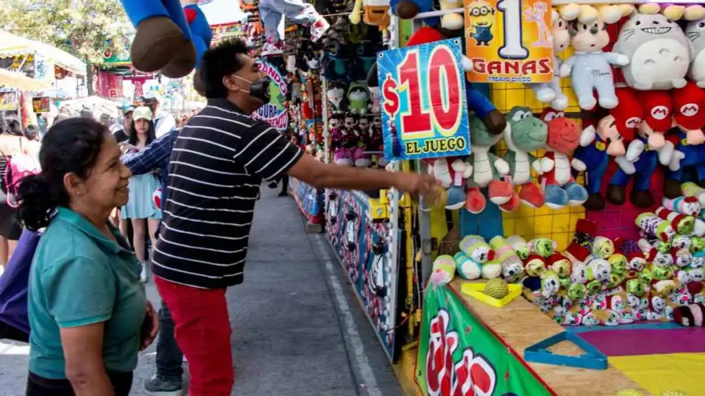 Personas en juegos de destreza de la Feria de Puebla.