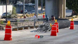 Hombres armados asaltan a trabajadores de una constructora en Vía Atlixcáyotl