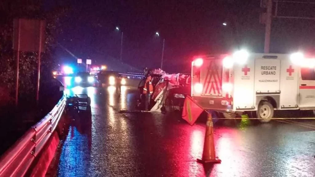 Cinco muertos y 22 heridos deja volcadura de tractocamión en la México-Tuxpan