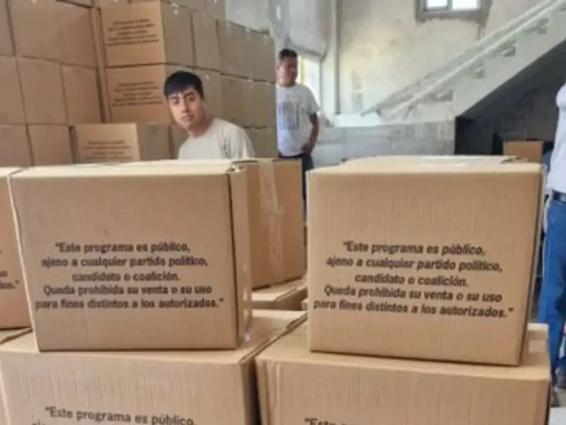 Candidato ‘cacha’ entrega de despensas y Ayuntamiento de Puebla lo denunciará por destrucción de kits