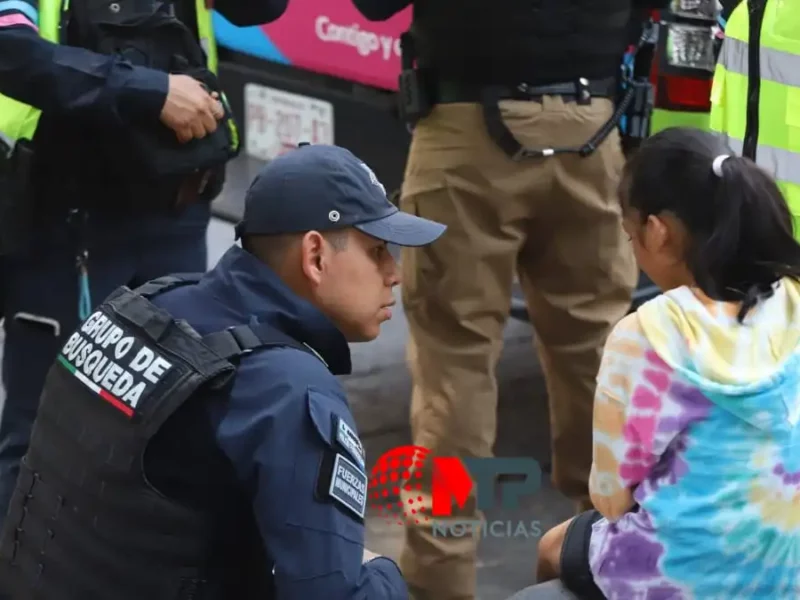 Hallan en Zócalo de Puebla a niña desaparecida pero no quiere volver a casa