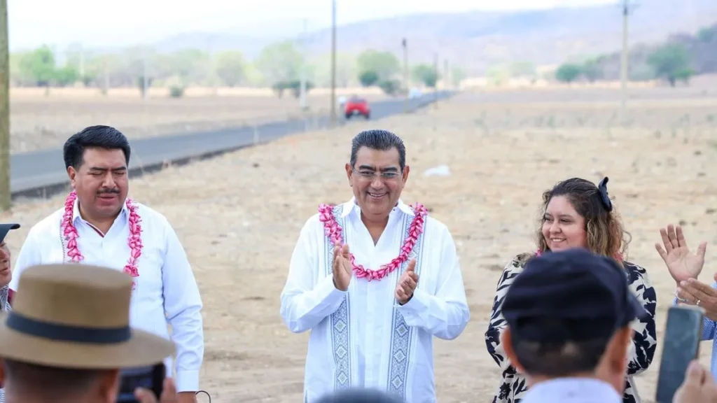 Supervisa Sergio Salomón reconstrucción de carreteras en la Mixteca de Puebla