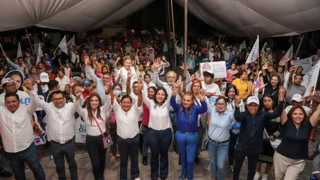 Lupita Cuautle y equipo de campaña en San Rafael Comac