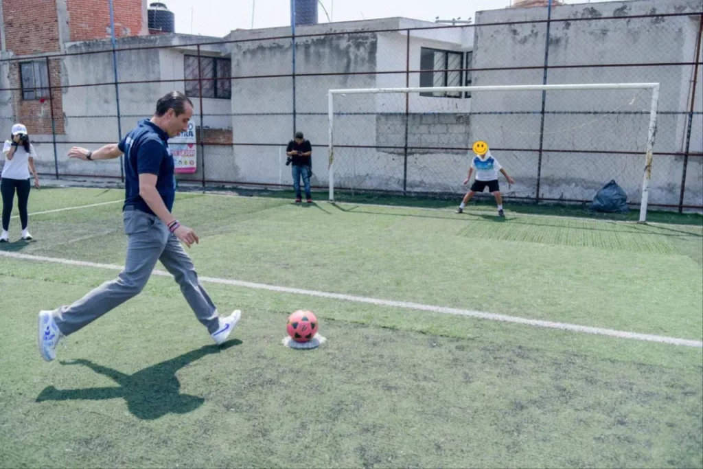 Mario Riestra practicando fútbol en programa contra la drogadicción