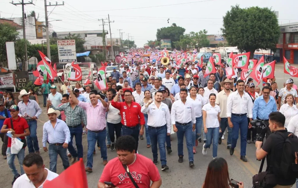 Néstor camarillo en cierres de campaña en Puebla