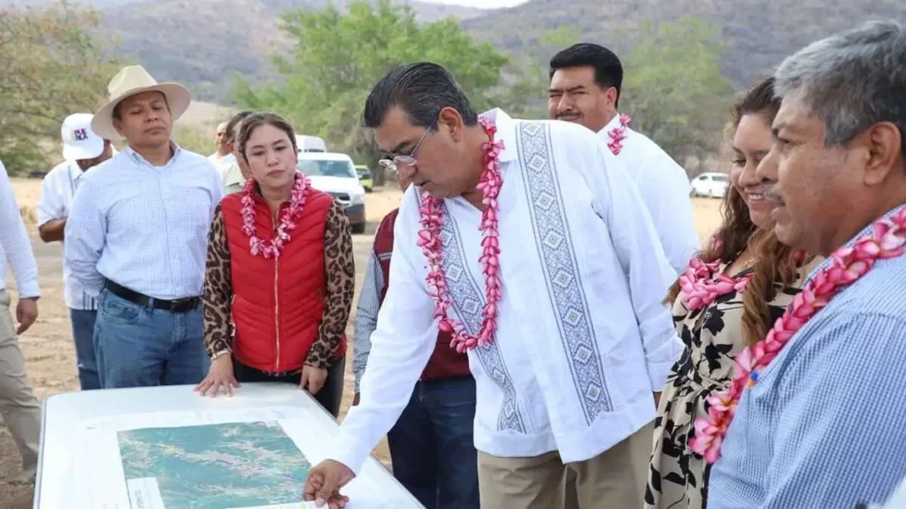 Supervisa Sergio Salomón reconstrucción de carreteras en la Mixteca de Puebla