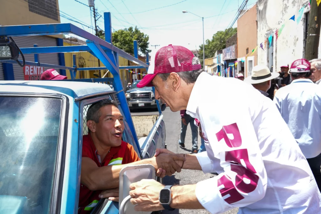 Pepe Chedraui conversando con conductor en Puebla