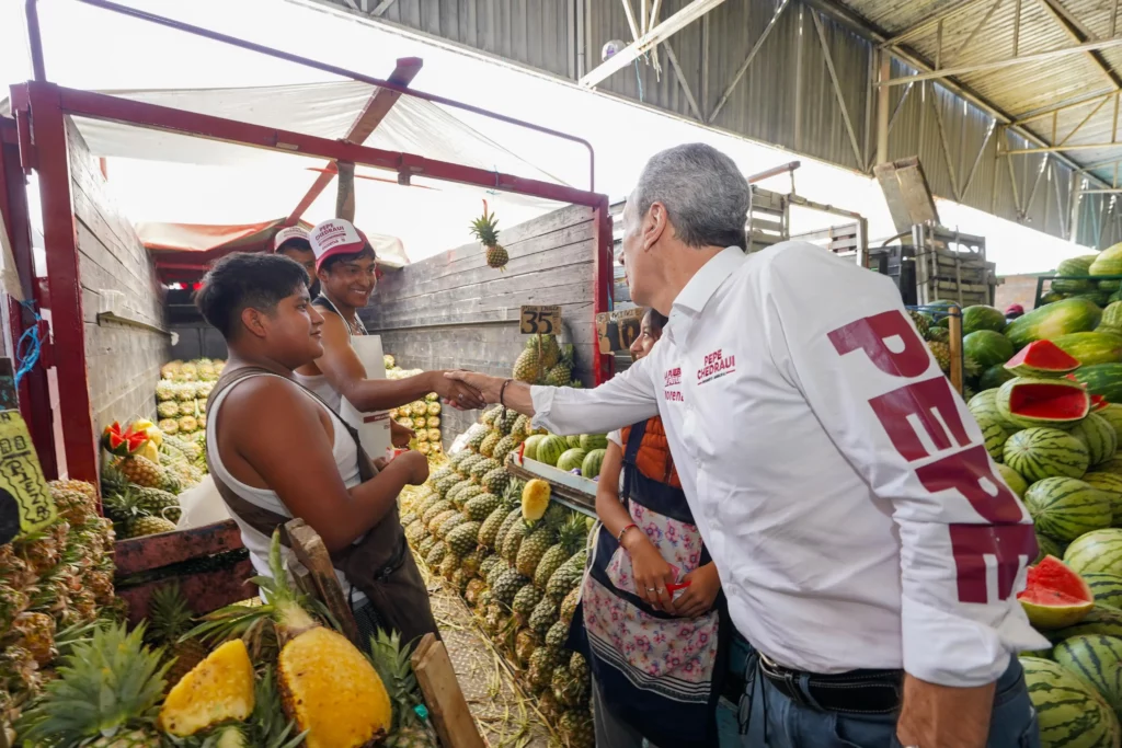 Pepe Chedraui visita a locatarios de Central de Abasto