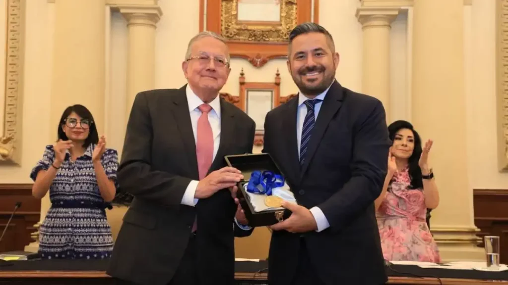 Entregan presea Puebla Zaragoza al doctor Guillermo José Ruiz-Argüelles