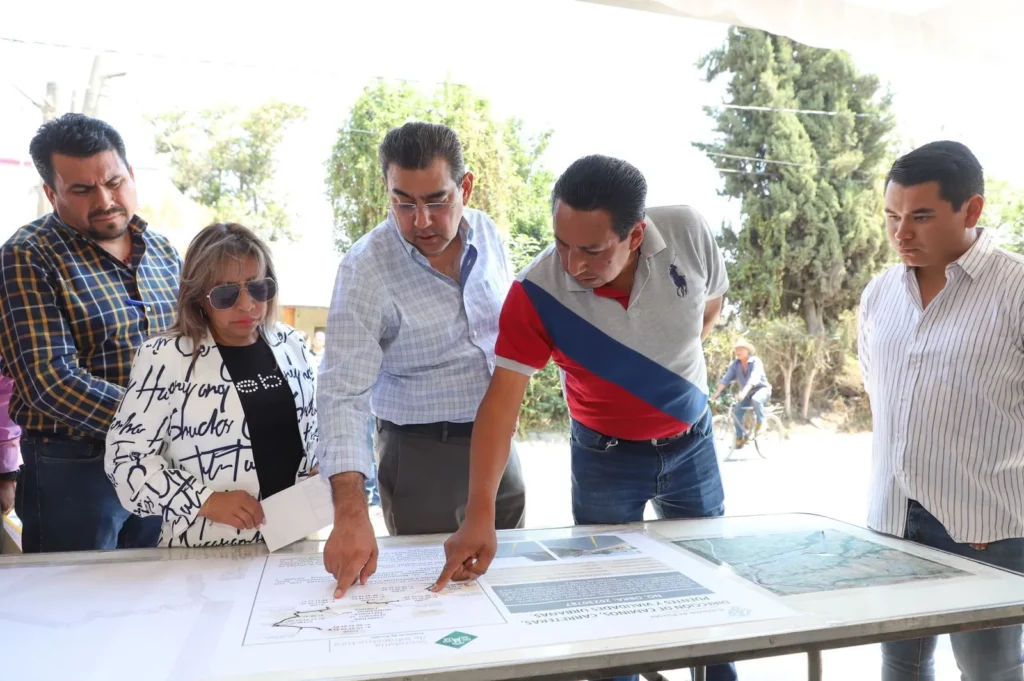 Sergio Salomón Céspedes supervisando rehabilitación de la carretera Apapaxco - La Preciosita Moxolahuac - Lira y Ortega