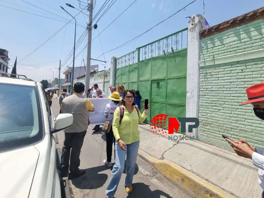 Simpatizantes de Roxana Luna bloquean entrada de casa en Cholula.