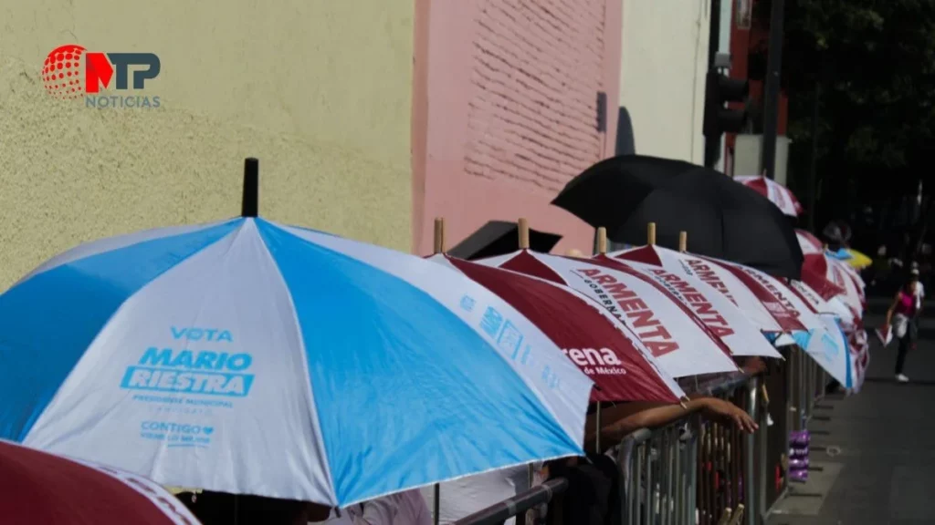 Armenta, Eduardo Rivera, Riestra y otros, inundan de sombrillas el desfile del 5 de Mayo