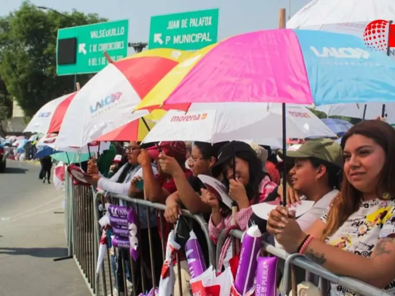 Armenta, Eduardo Rivera, Riestra y otros, inundan de sombrillas el desfile del 5 de Mayo