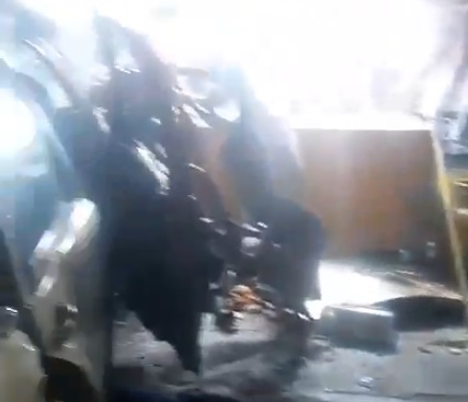 Daños que provocó un automovilista que chocó contra un puesto de tacos en Cuautlancingo, Puebla.