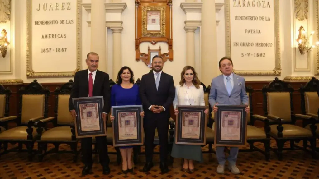 Ayuntamiento de Puebla entrega Cédula Real a empresarios distinguidos