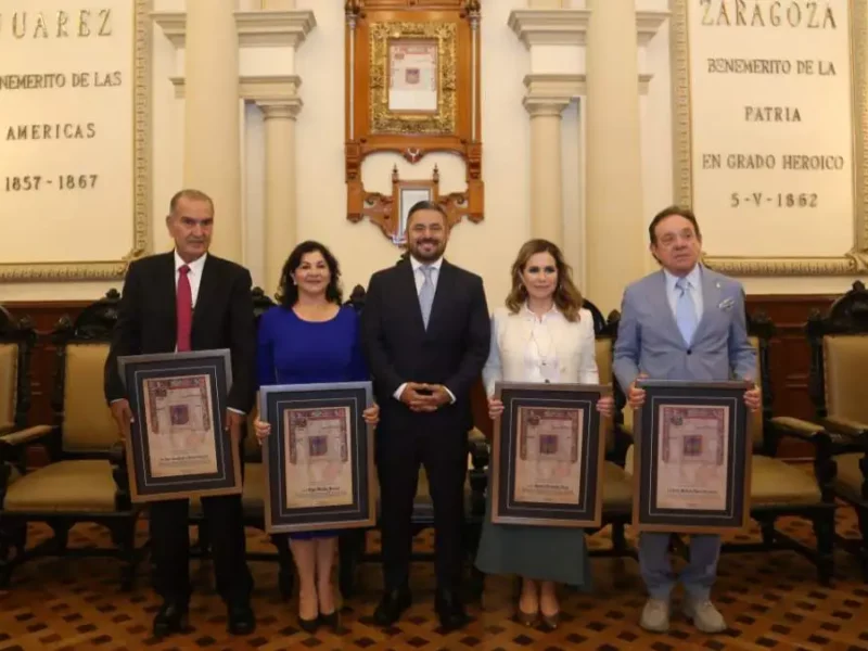 Ayuntamiento de Puebla entrega Cédula Real a empresarios distinguidos