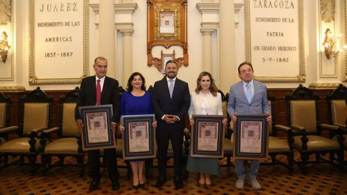 Ayuntamiento de Puebla entrega Cédula Real a empresarios distinguidos