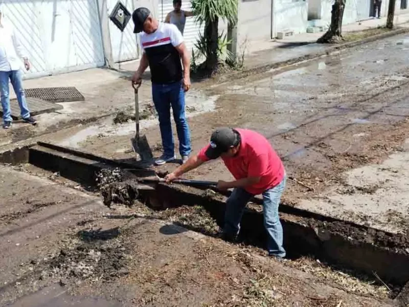 Ayuntamiento de Puebla continúa limpiando la Francisco I. Madero tras granizada