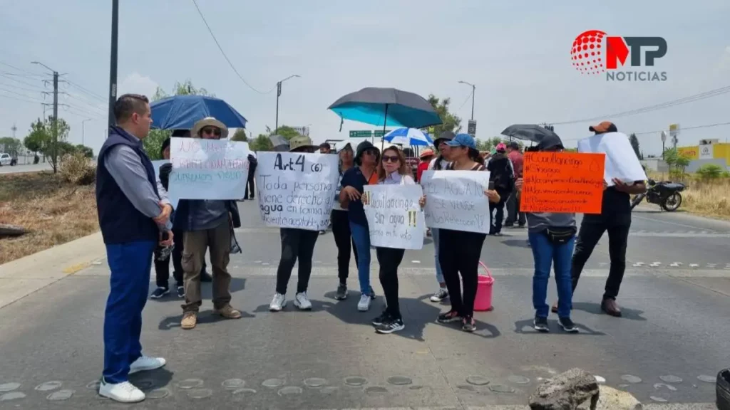 Bloquean el Periférico de Puebla por falta de agua en Cuautlancingo