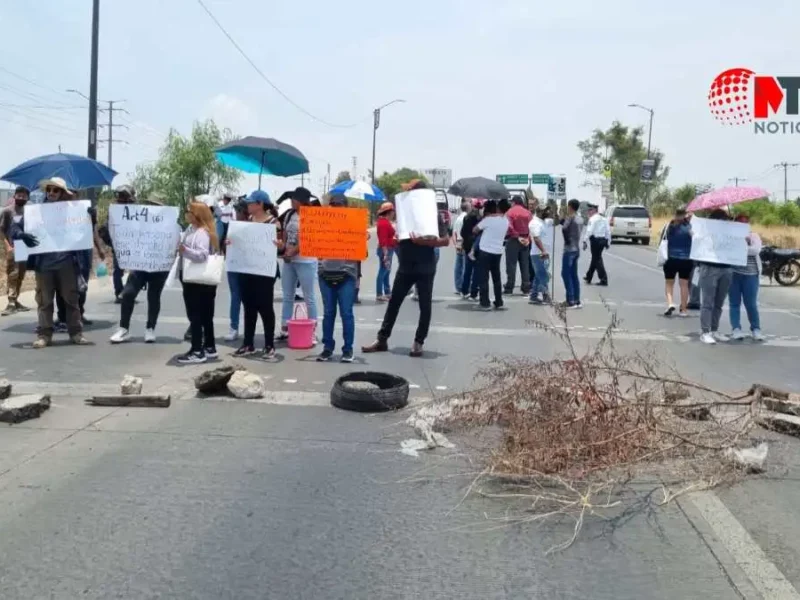 Bloquean el Periférico de Puebla por falta de agua en Cuautlancingo