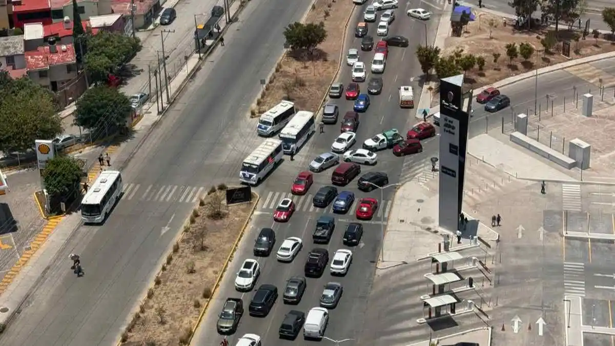 Choferes de ruta Angelópolis bloquean bulevar Las Torres y Periférico, esto denuncian