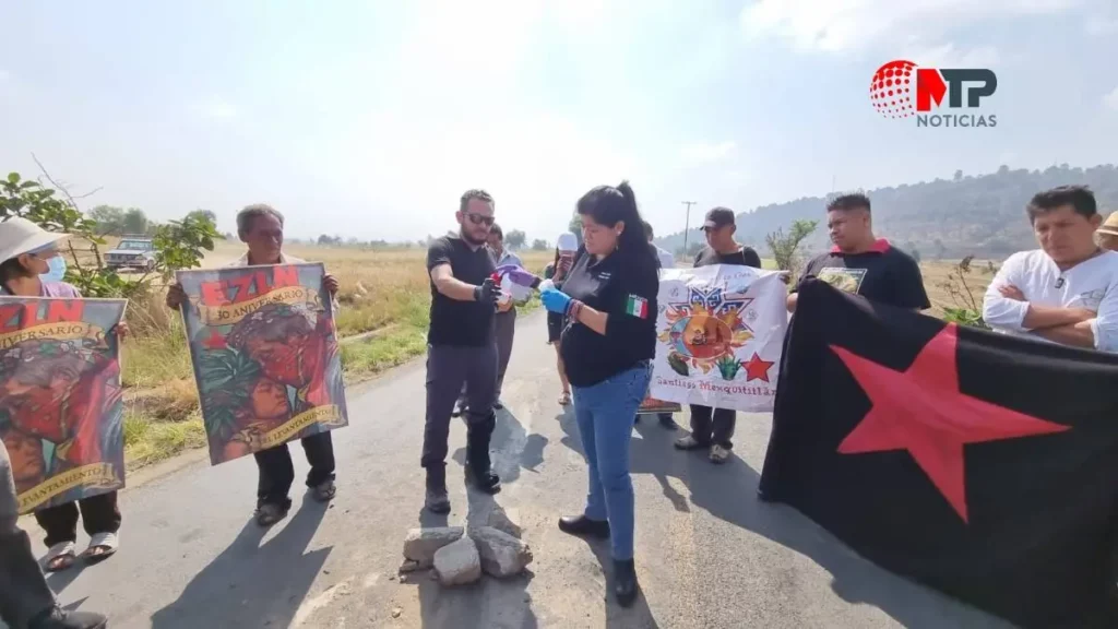 Suman 22 días de bloqueo en carretera a Calpan, peritos levantan indicios