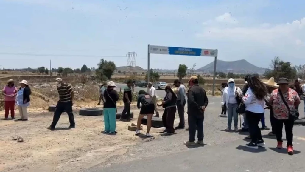 Carretera a Calpan lleva dos días bloqueada por opositores a relleno sanitario de Cholula