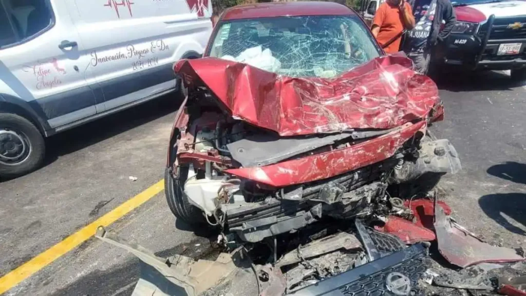 Un muerto y ocho lesionados deja choque entre combi y auto en San Salvador El Seco